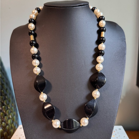 Jewelry - 🫟3/$25🫟 Vintage faux pearl and black beads necklace.